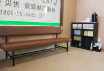 ゆったりとした待合室