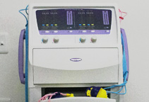 微弱の電気を流して、回復を早めます